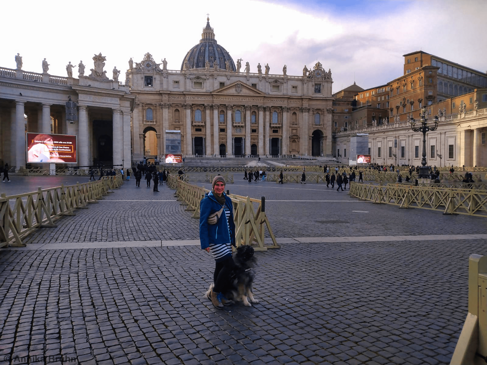 Q und Annika auf dem Piazza San Pietro